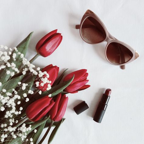 Flower Flatlay Photography, Spring Flatlay, Spring Lipstick, Flatlay Photography, Easy Photography Ideas, Flowers Tulips, Flower Photoshoot, Candles Photography, Spring Flats