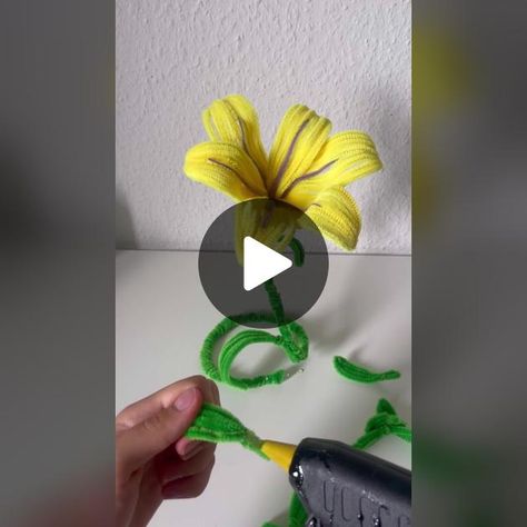 Rapunzel Flower Origami, Rapunzel Flower Pipe Cleaner, Tangled Flower Pipe Cleaner, Diy Rapunzel Flower, Tangled Flower Diy, Rapunzel Flower Diy, Flower From Rapunzel, Anillo Aesthetic, Flower Lamp Diy