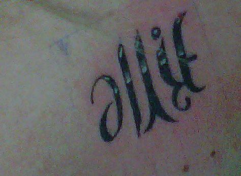 Tattoo of kids names; says Allie and then says Kyle when turned upside down Kyle Name Wallpaper, Kylie Name Tattoo, Kyle Walker Tattoo, Tattoo Of Kids, Hailey Tattoo Name, Kyle Tattoo Name, Tattoo Name, Tattoos With Kids Names, Kids Names