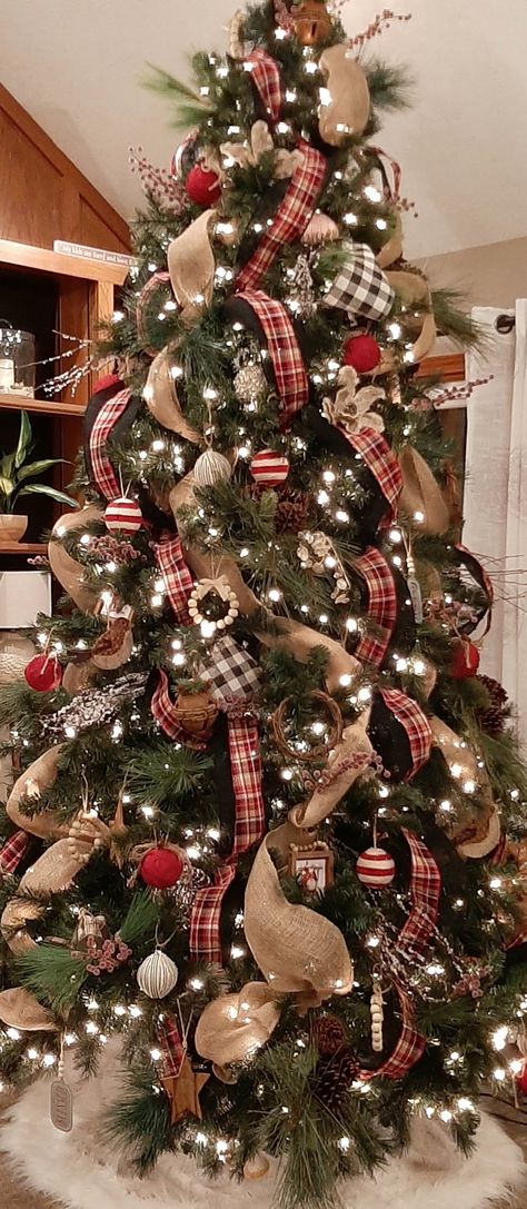 Red Green Brown Christmas Tree, Christmas Tree Ideas Country Rustic, Red And Gold Rustic Christmas Tree, Rustic Red Christmas Decor, Christmas Trees With Burlap Ribbon, Christmas Trees Ideas Rustic, Outdoor Themed Christmas Tree, Vintage Plaid Christmas Tree, Christian Tree Ideas