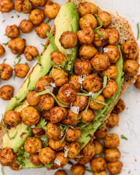 ROASTED CRISPY CHICKPEAS! Tag a friend and grab super easy recipe below! These could be throw onto a salad, bowls or avocado toast like I did here 😋 RECIPE Ingredients: 1 15-ounce can chickpeas... Crispy Chickpeas, Healthy Menu, Garbanzo Beans, Roasted Chickpeas, Super Easy Recipes, Recipe Ingredients, Canned Chickpeas, Delicious Healthy Recipes, Salad Bowls