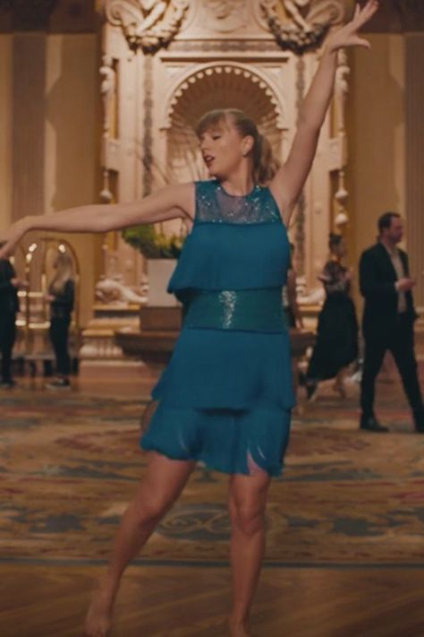 Taylor Swift is back with another amazing music video! During the iHeartRadio Music Awards on Sunday, the singer dropped the video for her song Delicate Music Video, Taylor Swift Outfits Music Videos, Taylor Swift Music Videos Outfits, Taylor Swift Delicate, Taylor Swift Costume, Taylor Swift Music Videos, Taylor Swift Dress, Taylor Outfits, Taylor Swift Party