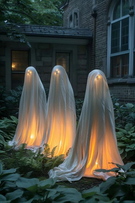 15 Spooky DIY Halloween Decorations You Must See 16 Ghosts Hanging From Tree Diy, Witchy Outdoor Decor Halloween, Halloween Yard Ghost Decorations, Spooky Halloween House Exterior, Budget Outdoor Halloween Decorations, Ghost Decoration Outdoor, Haunted Porch Ideas Diy, Haunted Hike Ideas, Scary Halloween House Decoration