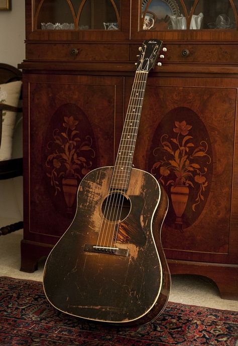 The Gibson Company Guitar 1934 Jumbo Gibson J45, Acoustic Guitar Notes, Vintage Acoustic Guitar, Old Guitar, Gibson Acoustic, Vintage Corner, Guitar Logo, Best Guitar Players, Guitar Collection