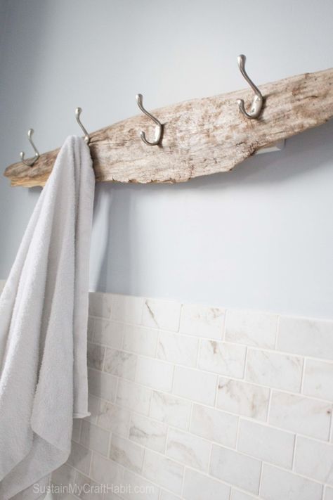 Driftwood Projects, Towel Racks, Diy Towel Holder, Rustic Towel Rack, Toallero Ideas, Diy Towel Rack, Driftwood Diy, Diy Towels, Dekor Diy