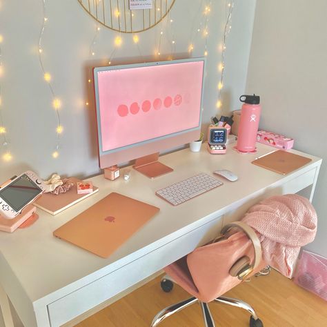 Apple Desk Setup Work Spaces, Pink Desk Setup Study, Pink Desk Inspiration, Desk With Imac Ideas, Pink Wfh Setup, Pink Work Desk Aesthetic, Imac Desk Aesthetic, Work From Home Desk Setup Home Office, Pink Imac Aesthetic