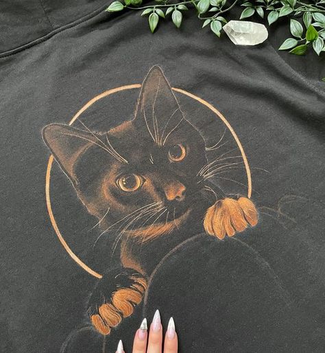 Cat Bleach Shirt, Black T Shirt Bleach Design, Bleach Art On Clothes, Bleached Black Hoodie, Bleach T Shirt Ideas, Bleached Clothes Ideas, Cool Bleach Shirt Designs, Painting On Clothes Ideas, Bleached Tshirt Ideas