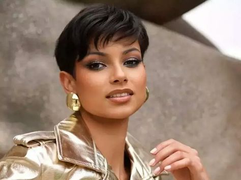 Stylish Short Haircuts, Liza Minnelli, Classic Bob, Miss France, French Hair, Short Hair Cuts, Hair Cuts, France, Celebrities