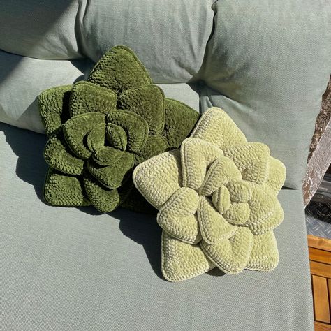 Crochet Succulent, Crochet Pillow Pattern, Crochet Pillows, Crochet Design Pattern, Crochet Plant, Beginner Crochet Projects, Fun Crochet Projects, Crochet Pillow, Crochet Design