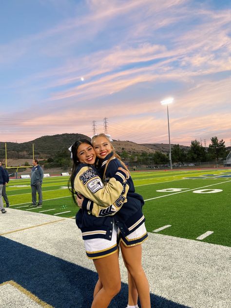 Fnl Picture Ideas, Cheer Football Pictures, Football Game Photos, Cheer Girl Aesthetic, Sideline Cheer Aesthetic, Cute Cheer Pictures Poses, Cheer Photo Ideas, Cheer Box Ideas High School, Football Season Cheer Pictures