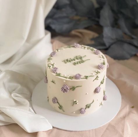 White Cake With Lavender Flowers, Fondant Flower Cake Designs, Cake Ideas For Mothers Birthday, Minimal Floral Cake, Small Tall Cake, Simple Floral Cake Design, White Cake With Purple Flowers, Mom Cake Birthday, Simple Small Cake