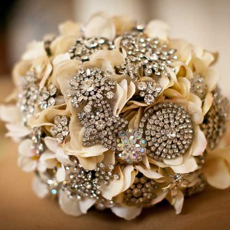 A brooch bouquet assembled of vintage pins --- with a basic DYI at the link.  If I was getting married again (and I'm NOT), I'd definitely do this.  I love the ones with colored brooches too! Brooch Bouquet Diy, Brooch Diy, Brooch Bouquet, Brooch Bouquets, Wedding Planners, Here Comes The Bride, Bridesmaid Bouquet, Decoration Table, Wedding Bouquet