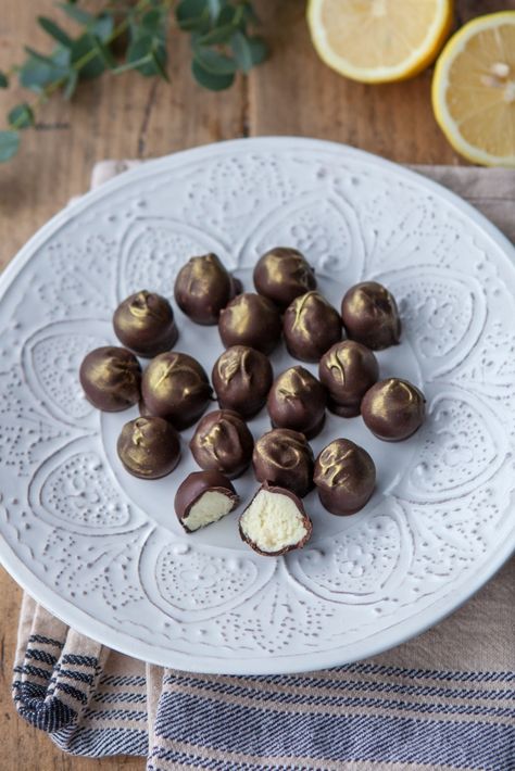 Looking for the perfect after dinner treat for your Valentine's day meal? Why not make these amazing Lemon Curd Truffles - based on Chococo's award-winning Lemon Zing Chocolates... Lemon Filling Recipe, Lemon Truffle Recipe, Lemon Truffles, Easy Lemon Curd, Valentine's Dinner, Candy Balls, Lemon Filling, Truffle Recipe, Valentines Day Food