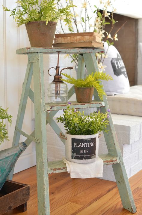 Farmhouse Front Porch Decorating, Koti Diy, Old Ladder, Vintage Ladder, Farmhouse Entryway, Farmhouse Front Porches, Interior Vintage, House With Porch, Front Porch Decorating