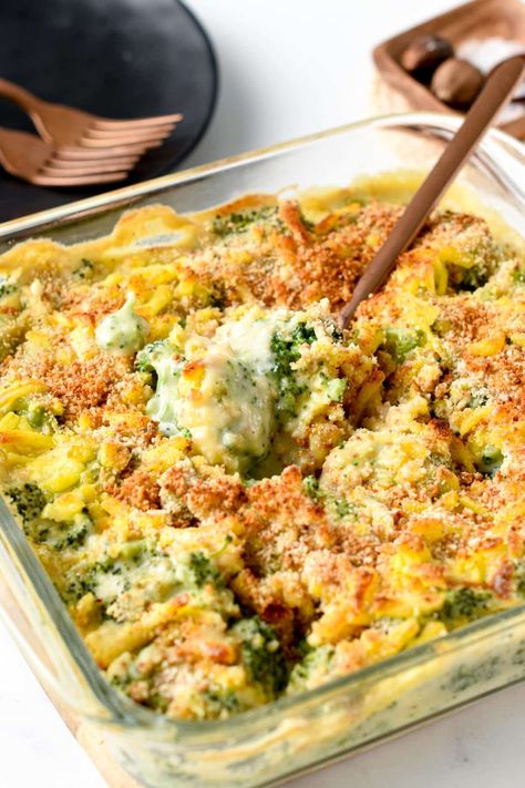 This Broccoli Gratin recipe is an easy, healthy comforting French-inspired dinner that combine steamed broccoli baked in a creamy bechamel sauce. Plus, this French-inspired Gratin is also vegetarian and a perfect meat-free dinner ready in 30 minutes. Best Cheese Sauce, Broccoli Au Gratin, Broccoli Gratin, Broccoli Side Dish, Au Gratin Recipes, Broccoli Bake, French Recipes, Vegetable Casserole, Broccoli Casserole