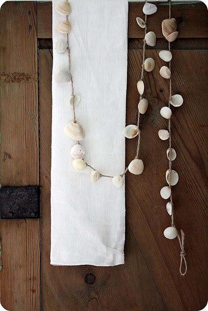 Seashell Garland, Shell Garland, Deco Marine, Shell Crafts Diy, Tropical Christmas, She Sells Seashells, Sea Glass Crafts, Coastal Christmas, Beach Crafts