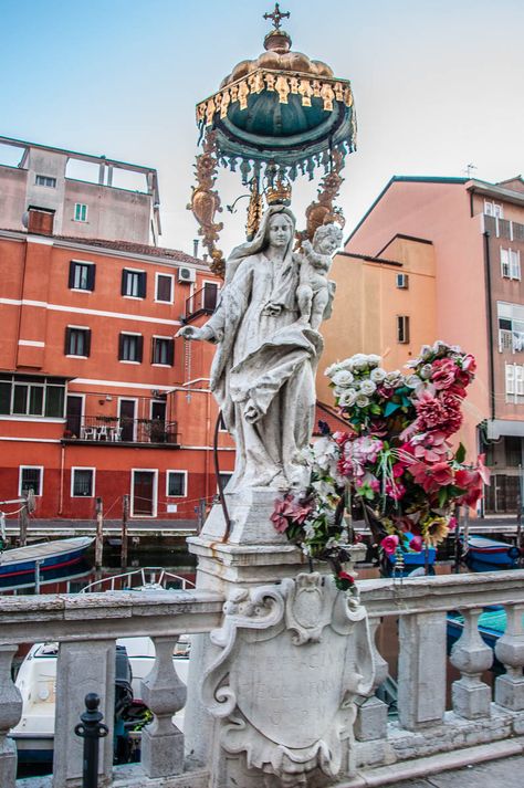 Chioggia Italy, Day Trips From Venice, Republic Of Venice, All About Italy, Veneto Italy, Colorful Places, Explore Italy, Italy Map, Colourful Buildings