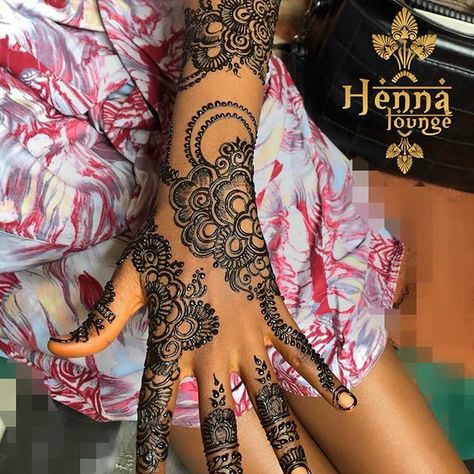 Henna on black skin Red Henna On Dark Skin, Henna On Dark Skin, Red Henna Tattoo, Tattoo On Dark Skin, Henna Black, Red Henna, Henna Designs Wrist, Pretty Henna, Finger Henna