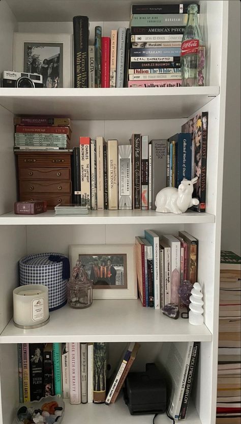 Ikea Book Shelf Decor, Bookcase Inspo Aesthetic, Bookshelf Arrangement Ideas, Bookshelves Aesthetic Bedroom, Candles Organization, Coquette Bookshelf, Libreros Aesthetic, Bookish Activities, Bookshelves Ideas For Bedroom