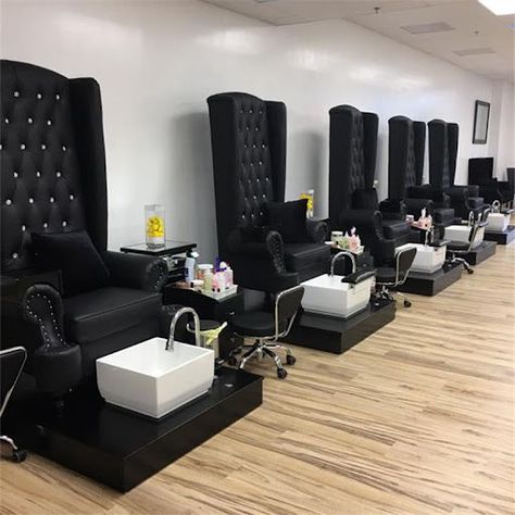 Spa Room Design, Henna Design Tutorial, Luxury Pedicure, Nail Salon Chairs, Black Pedicure, Luxury Nail Salon, Bridal Henna Design, Saloon Decor, Nail Parlour