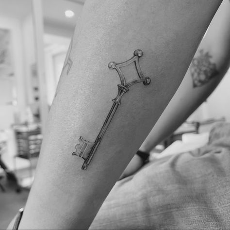 Attack on Titan tattoo inked by @mnmlst.geli. Black and grey rendition of Grisha Yeager’s basement key. Attack In Titan Tattoo Ideas, Attack On Titan Key Tattoo, Small Attack On Titan Tattoo, Aot Tat, Attack Titan Tattoo, Eren Yeager Tattoo, Eren Key, Attack On Titan Tattoo Ideas, Grisha Yeager