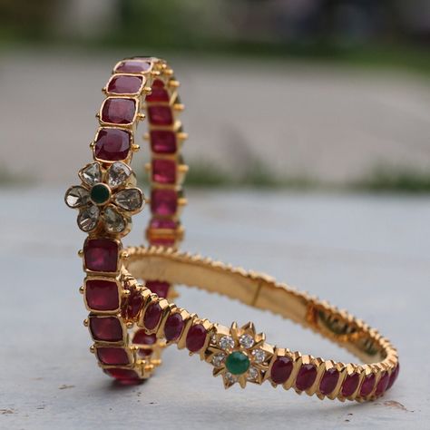 Red Stone Bangles In Gold, Ruby Bangles Gold, Ruby Diamond Bangles, Kemp Bangles, Green Bangles, Fancy Bangles, Ruby Bangles, Neck Pieces Jewelry, Kundan Bangles