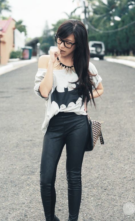 Geek Fashion - How To Rock Your Fandom With Style Geek Outfits Women, Nerd Fashion Women, Geek Outfits, Geek Outfit, Geek Chic Outfits, Nerdy Chic, Nerdy Style, Geek Style, Chic Work Outfit