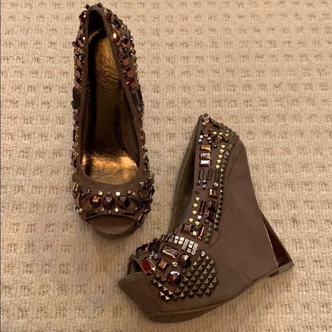 Zigi Girl Brown Suede Platform Wedges. Embellished Sparkles And Stones Throughout Shoe. Never Worn. Platform 2” And 5 1/2” Heel Couture, Platform Wedge Outfit, Sharona Fleming, Jordan Heels, 2000s Shoes, Wedges Outfit, 70s Shoes, 90s Y2k Fashion, Heels Aesthetic