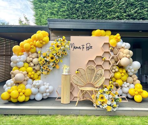 Honey Bee Themed Birthday Party, Bee Baby Shower Balloons, Mama To Bee, Sunflower Birthday Parties, Bee Balloon, Honey Bee Theme, Baby Shower Balloon Arch, Honey Bee Baby Shower, Deco Ballon