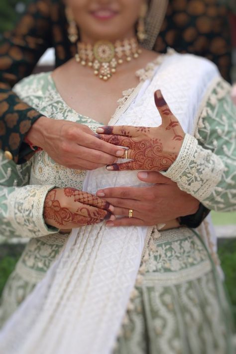 Engment Pose Bride, Engagement Ceremony Poses, Ringceremony Couple Poses, Engagement Ring Ideas Non Traditional, Engment Poses Couple, Indian Ring Ceremony Photography, Ringceremony Pose, Ring Ceremony Poses Indian, Couple Poses Indian Engagement Photos