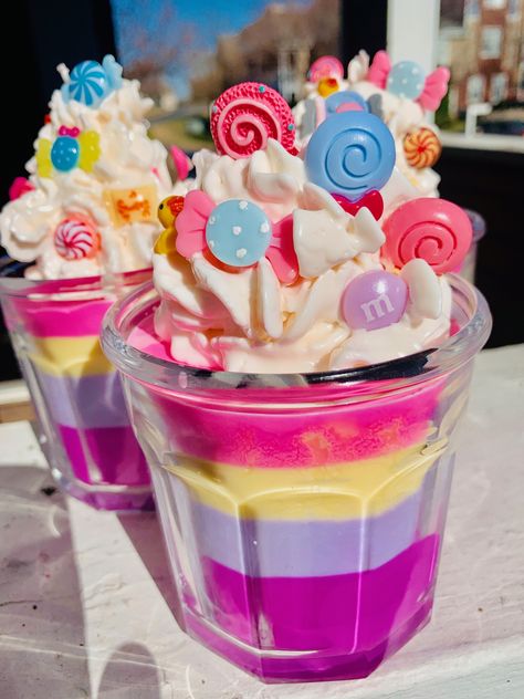 Whipped Candles Diy, Cupcake Candles Diy, Candle Cupcakes, Cute Candle Ideas, Milkshake Candle, Diy Cupcake Candle, Girly Candles, Diy Candle Business, Ice Cream Candle