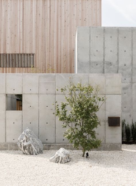 | EXTERIOR + CONCRETE MEETS WOOD | Concrete Box House,© Jack Thompsen | #RobertsonDesign Japanese Inspired Home, Fasad Design, Box House, Beton Design, Concrete Facade, Concrete Houses, Concrete Architecture, Precast Concrete, Box Houses