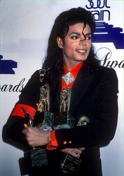 Michael Jackson Awards, Michael Jackson 1988, Train Music, Michael Jackson Photoshoot, Soul Train Awards, Hee Man, Michael Jackson Wallpaper, Jackson Bad, Photos Of Michael Jackson