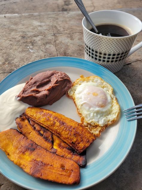 Salvadorean breakfast Honduras Breakfast, Salvadorean Food Recipes, Honduran Breakfast, Salvadorian Breakfast, Salvadoran Breakfast, Hispanic Breakfast, Latino Breakfast, Mexican Breakfast Ideas, Dominican Breakfast