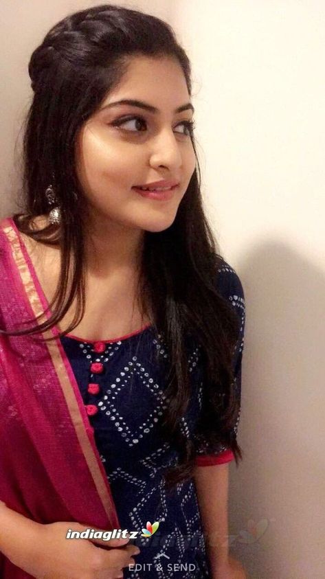 Kurti Hairstyle, Manjima Mohan, Saree Hairstyles, Simple Kurta Designs, Simple Kurti Designs, Long Kurti Designs, Indian Fashion Saree, Kurta Neck Design, Long Dress Design