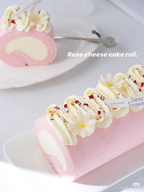 Swissroll Decorated, Doughnuts Photography, Japanese Roll Cake, Pasteles Halloween, Fine Dining Desserts, Swiss Roll Cake, Cake Decorating Designs, Mousse Recipes, Swiss Roll