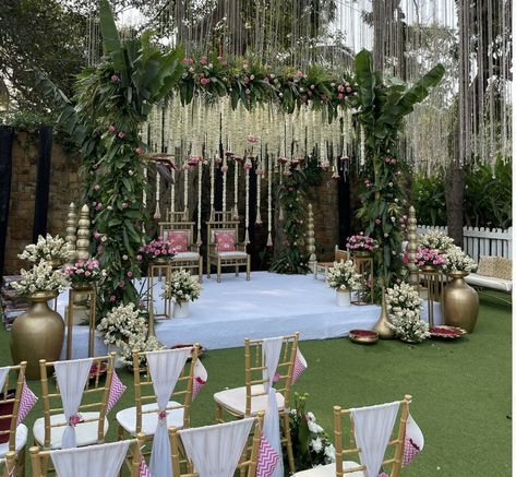 Mandap Designs Outdoor Evening, Indoor Wedding Mandap Decoration, Wedding Board Indian, Small Hindu Wedding, Vidhi Mandap Indian Weddings Outdoor, Minimalist Mandap Decor, Pastel Mandap Decor, Vedi Decor Wedding Mandap, Hindu Mandap Decoration