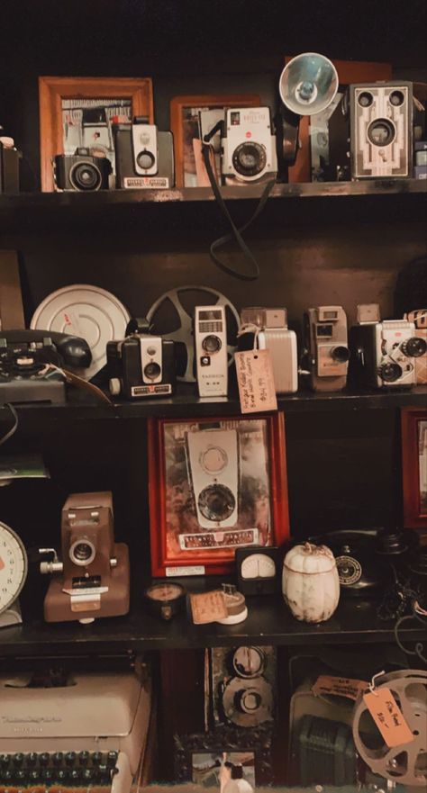 Camera Astethic Wallpaper, Vintage Photographer Aesthetic, Antique Camera Aesthetic, Old Camera Photography, Old Film Camera Aesthetic, Photography Class Aesthetic, Photography Career Aesthetic, Old Cameras Vintage Aesthetic, Old Photography Aesthetic