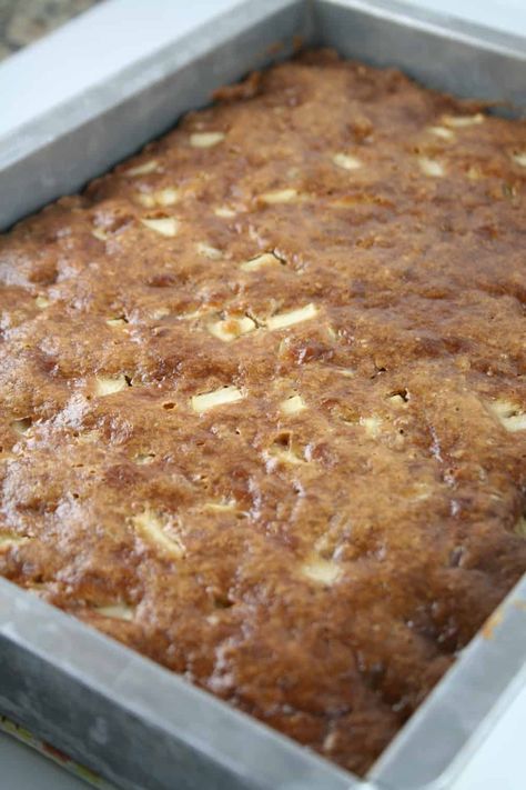 Sour Cream Apple Bars, Best Apple Recipes Desserts, Sour Cream Apple Cake, Apple Squares Recipe, Apple Squares, Apple Brownies, Love Bakes Good Cakes, Apple Square, Cake Squares