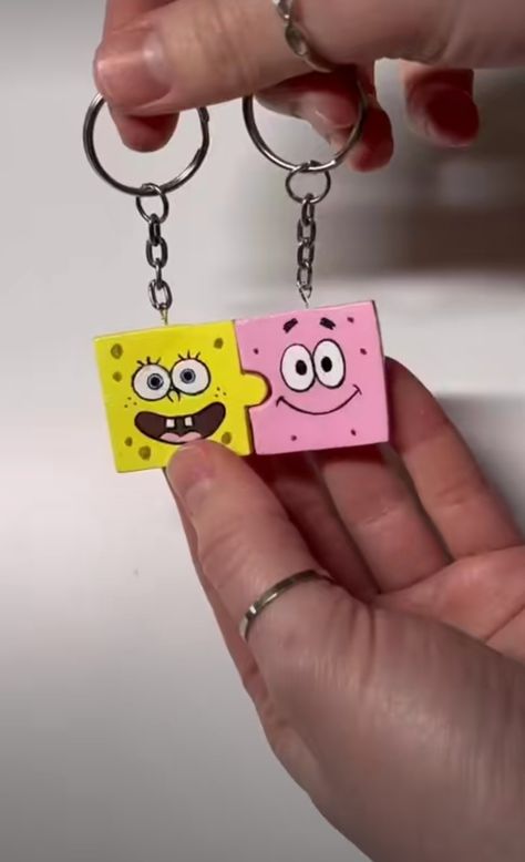 Crafts for girlfriends/boyfriends with SpongeBob 🧽 and Patrick ⭐ Fimo, Clay Keychain For Boyfriend, Spongebob Themed Gifts, Spongebob Clay Ideas, Clay Gift For Boyfriend, Clay Gift Ideas For Boyfriend, Clay Art For Boyfriend, Spongebob Gift Ideas, Clay Crafts For Boyfriend