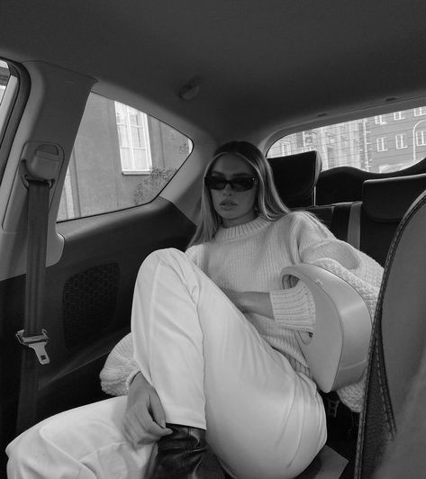 Back Seat Photoshoot, Back Seat Car Pictures, Back Seat Car, Car Poses, House Of Balloons, Silhouette Photography, Wellies Boots, Outfits Streetwear, Aesthetic Indie