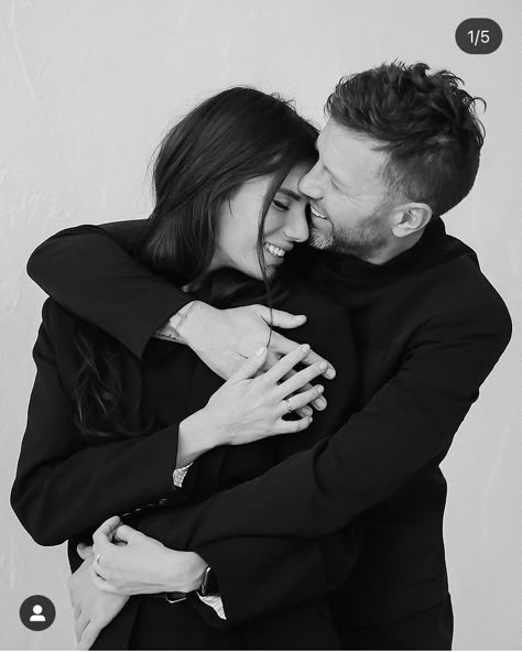 Couples Studio Photoshoot Ideas, Couple Photoshoot Ideas Studio, Couples Travel Aesthetic, Reference Couple Drawing, Studio Couple Photoshoot Ideas, Drawing Reference Couple, Engagement Studio Photo, Aesthetic Couple Poses, Halloween Costumes Couple