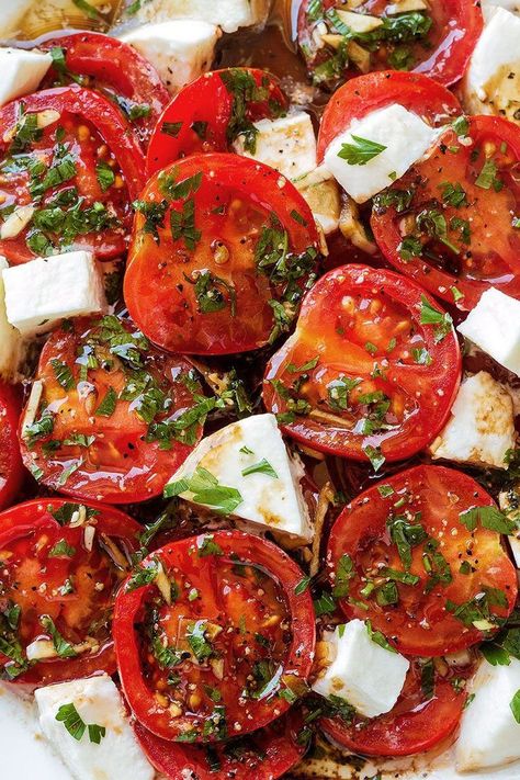 Marinated Tomatoes – A perfect hors d’oeuvre full of fresh summer flavors! Salad Macaroni, Sandwich Vegetarian, Summer Flavors, Marinated Tomatoes, Resep Salad, Resep Diet, Fresh Summer, Idee Pasto Sano, Tomato Recipes