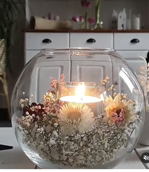 Bubble Ball Vase Centerpiece, Fishbowl Decor Ideas, Fishbowl Flower Centerpiece, Round Table Party Centerpiece, Flowers In Fish Bowl Vase, Fishbowl Vase Centerpiece, Large Glass Bowl Centerpiece Ideas, Fish Bowl Flower Centerpiece, Round Bowl Decor Ideas