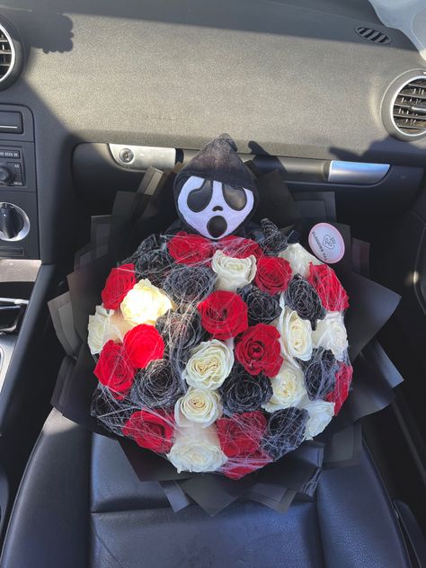 Flowers, Roses, Scream, 50 roses, spooky roses Boca Of Flowers, Scream Ghost Face Bouquet, Mexican Bouquet Of Flowers, Gray Bouquet, Ghost Face Flower Bouquet, Ghostface Bouquet, Ramo Buchon For Guys, Halloween Flowers Bouquet, Spooky Bouquet Ideas