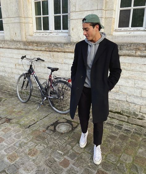 Emiliano Medina en Instagram: “-3ºC” Converse Outfit Men, White Converse Outfit Men, Grey Coat Outfit, White Converse Outfits, Outfit Informal, Hoodie Outfit Men, Men Coat, Grey Hoodie Men, Trench Coat Outfit