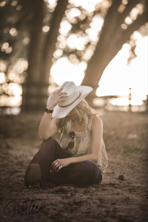 Senior Photo Country, Senior Pictures With Cowboy Hat, Western Senior Pictures Outfit Country, Country Style Senior Pictures, Western Portrait Photography, Graduation Pictures Country, Cowgirl Birthday Photoshoot, Country Picture Ideas, Country Graduation Pictures