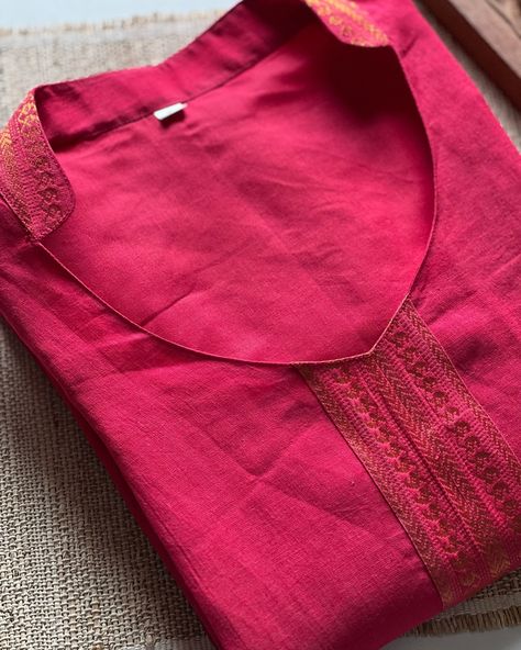 Rupini - Kurta designed in a Beautiful Pink with zari border Pure Handloom Mangalgiri cotton in high neck collar pattern and short sleeves ! DM or Comment for link 🔗 Zari Border Kurta Designs, Kurthi Necks Latest Design Cotton, Trendy Kurti Neck Designs, Collar Neck Kurtis, Neck Collar Designs For Kurtis, Kurta Tops Designs For Women, Nehru Collar Kurti Women, Collared Tops Women, Semi Collar Neck Designs For Kurti