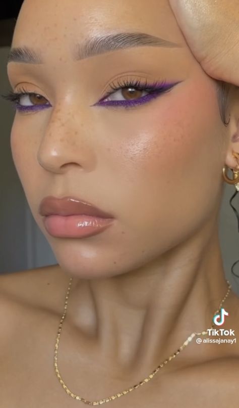 Maddie Euphoria Eye Makeup, Purple Makeup Eyeshadow, Cool Skin Tone Makeup Looks, Subtle Festival Makeup, Simple Color Makeup, Pink Eyeliner Looks Black Women, Purple Waterline Makeup, Purple Makeup Ideas Simple, Purple Festival Makeup