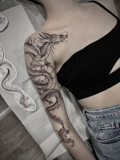 Dragon Tattoo Shoulder, Dragon Tattoo Arm, Brush Tattoo, Tattoo Dotwork, Mom Tattoo Designs, Dragon Sleeve Tattoos, Dragon Tattoo For Women, Wicked Tattoos, Tatuaje A Color